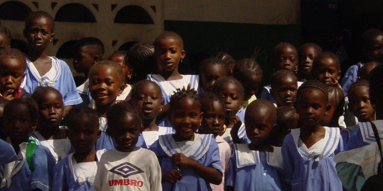 Lachende kinderen scholen in Gambia
