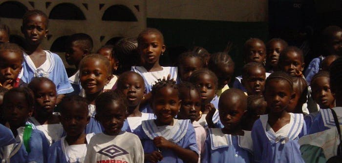 Lachende kinderen scholen in Gambia