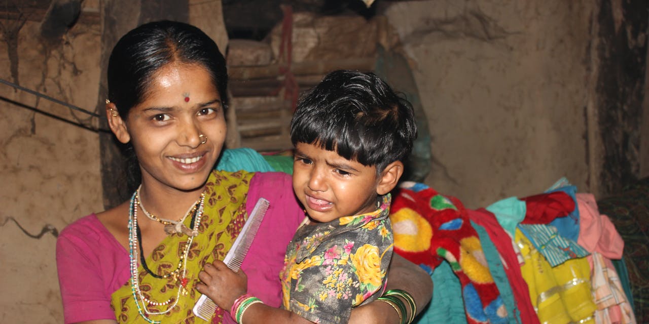 Betere gezondheid door LED-lampen vrouw met zoontje in India