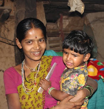 Betere gezondheid door LED-lampen vrouw met zoontje in India