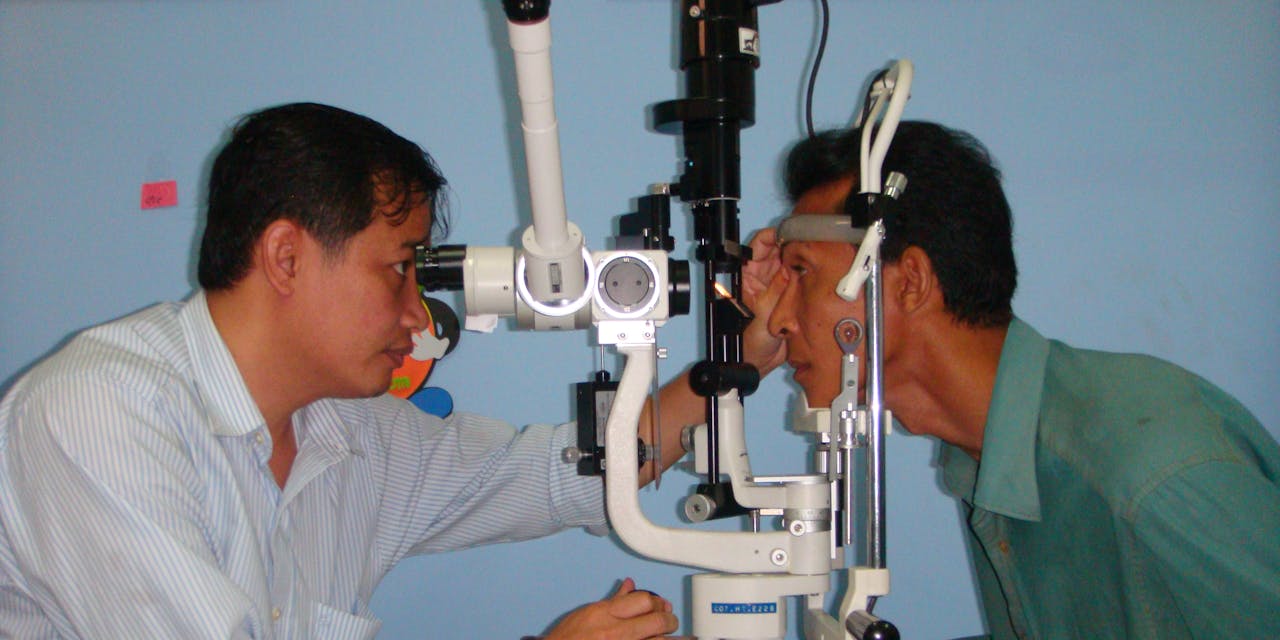 Twee oogpatiënten oogmeting in Cambodja