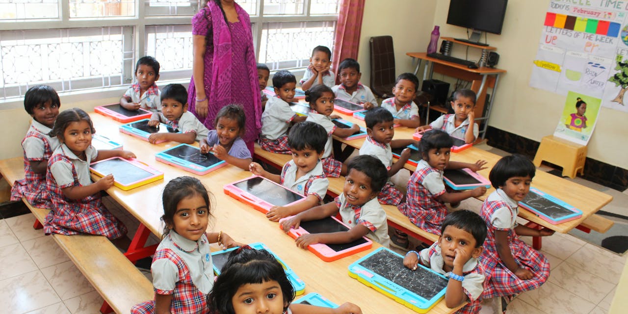 Indiase lerares met haar klas
