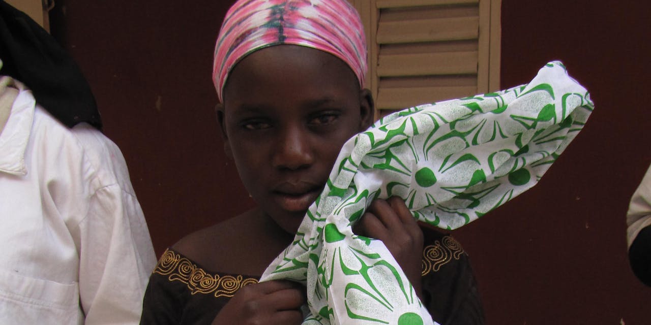 Vrouw met klamboe in Mauritanië