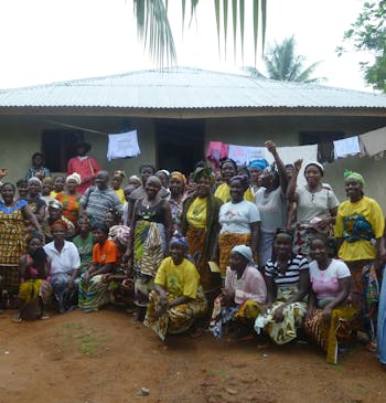 Onderwijscentrum Vrouwen in traditionele kleding in Liberia