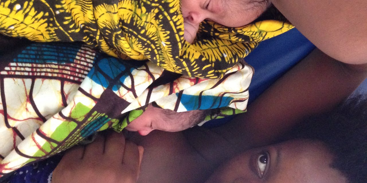 Vrouw geeft borstvoeding aan tweeling in ziekenhuis Tanzania