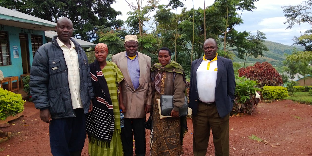 Samenwerking tussen mensen in Tanzania koken op biogas
