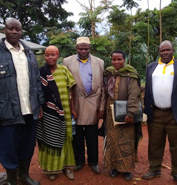Samenwerking tussen mensen in Tanzania koken op biogas