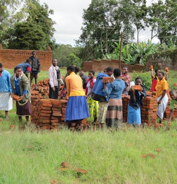 Vrouwen met bakstenen in Malawi