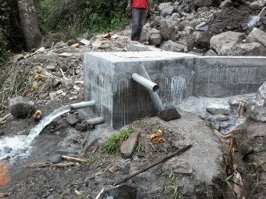 Schoon drinkwater uit een nieuwe pomp in Indonesië.