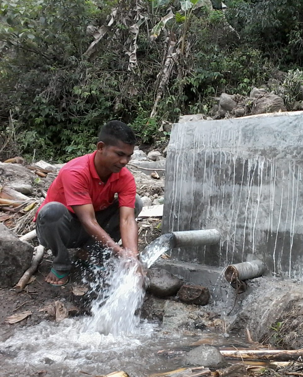 Een jongen wast zijn handen in schoon drinkwater in Indonsië.