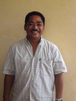 Tarsi poseert lachend voor een foto.