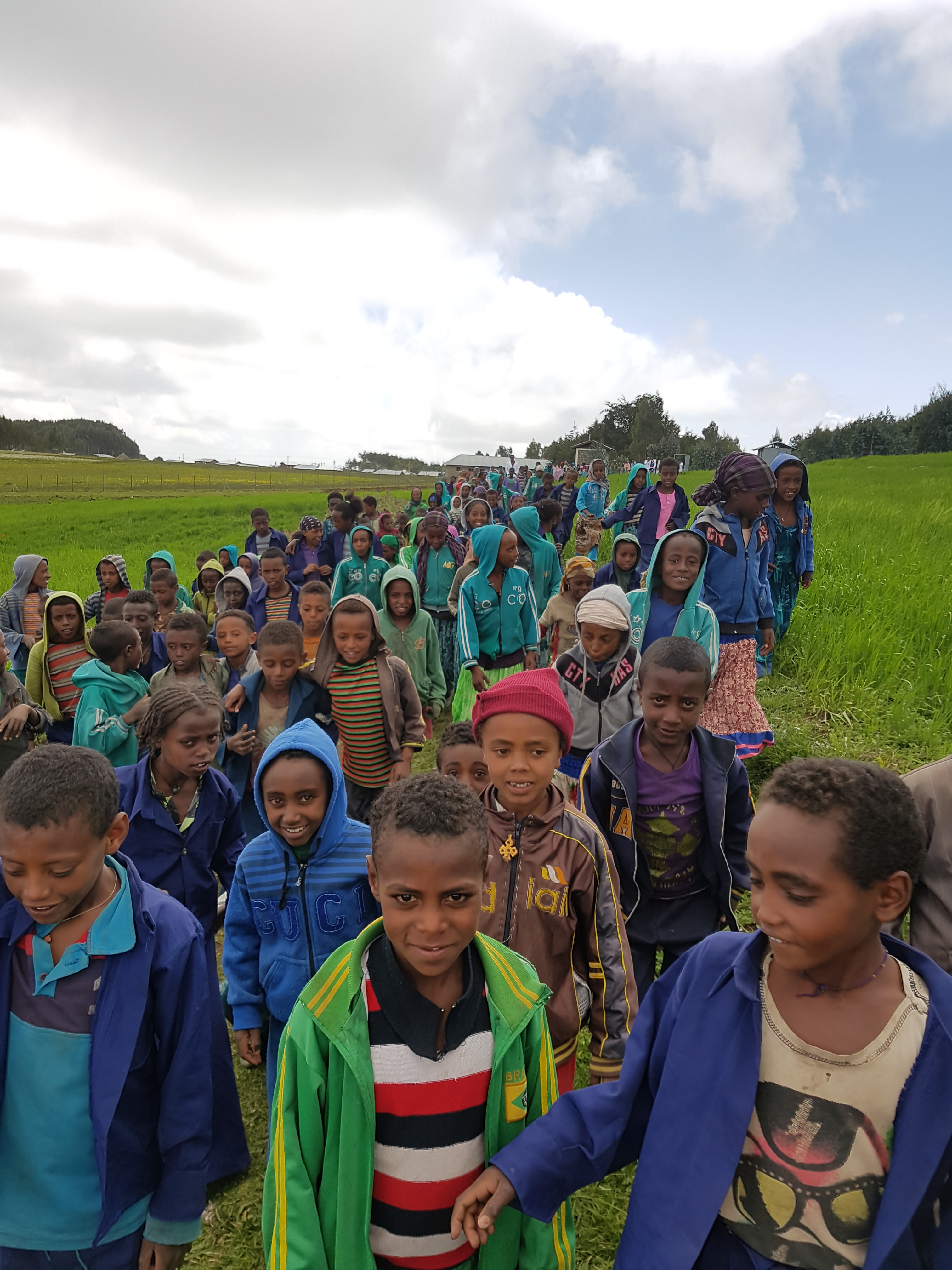 Een grote toeloop van kinderen bij de opening van een waterput in Ethiopië.