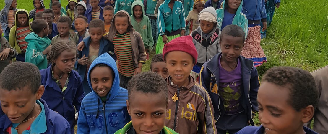 Een grote toeloop van kinderen bij de opening van een waterput in Ethiopië.