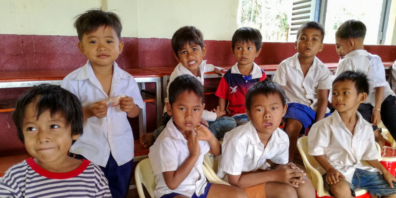 Een groepje kinderen op school in Cambodja