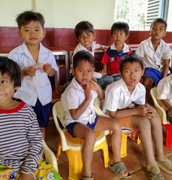 Een groepje kinderen op school in Cambodja