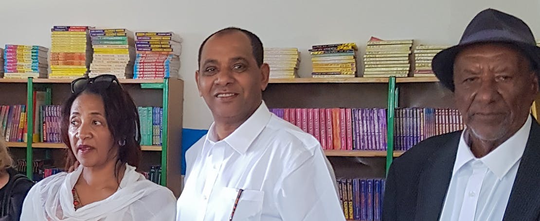 Lokale donateurs bewonderen een bibliotheken in Ethiopië.