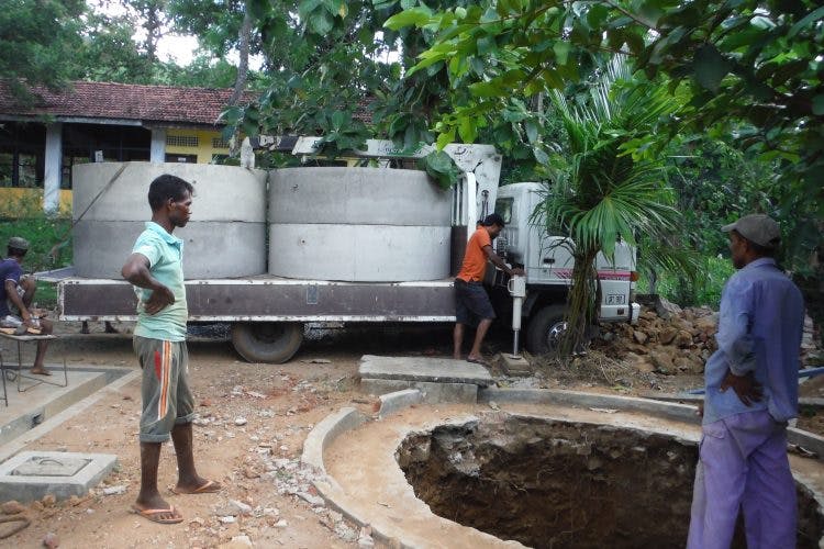 Een betonnen waterpunt in aanbouw in Sri Lanka voor toiletten
