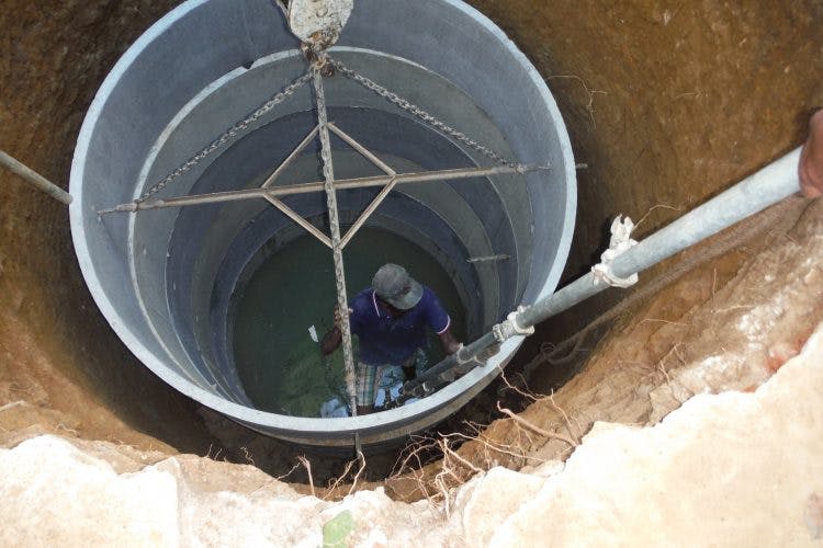 Een betonnen waterpunt in aanbouw in Sri Lanka.