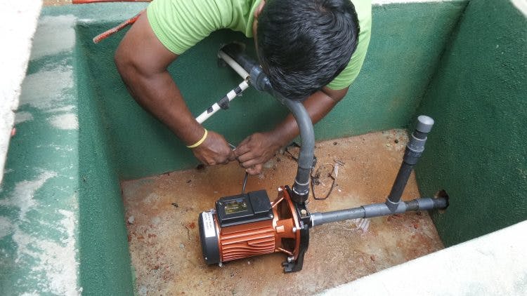 De motor van een betonnen waterpunt in aanbouw in Sri Lanka.