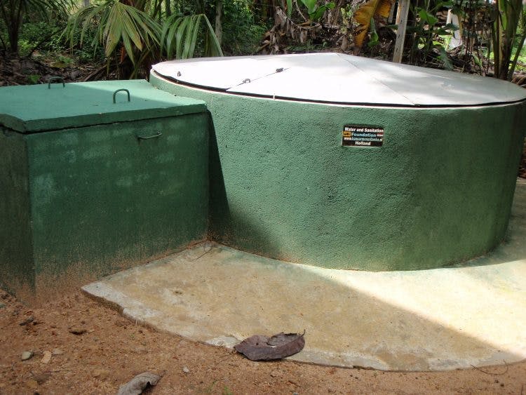 De nieuwe waterput is af voor de toiletten en schoon water