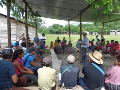 Mensen krijgen training in een open ruimte in Guatemala.