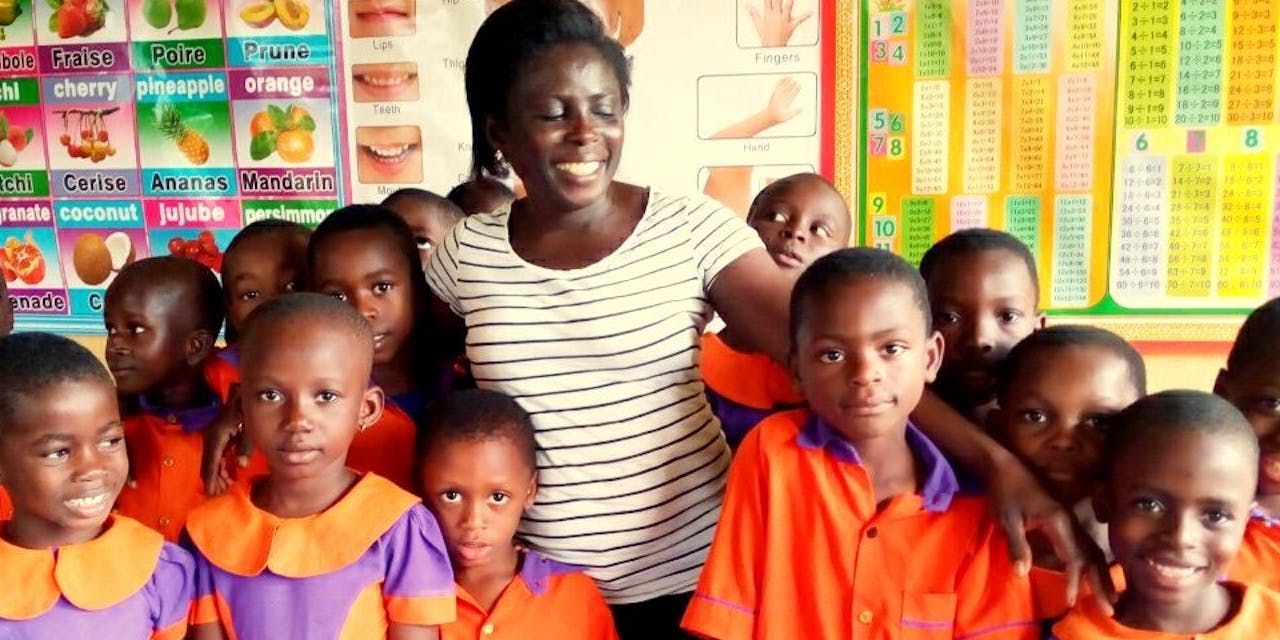 Schoolkinderen met hun juf in Ghana.