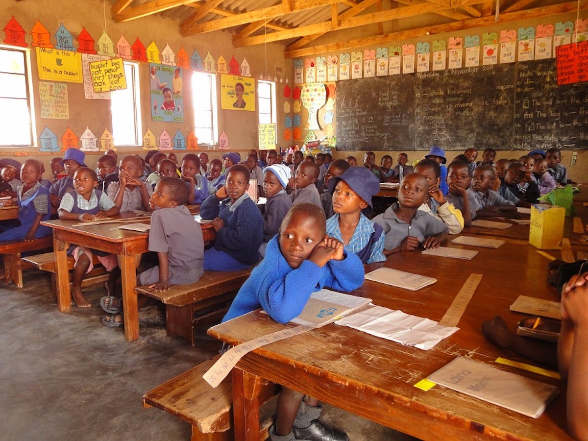 Computerles in nieuwe lokalen bij school in Zimbabwe Wilde Ganzen