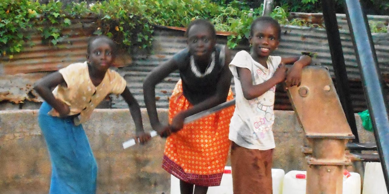 Harde werk voor de meisjes Schoon drinkwater voor vier dorpen in Gambia