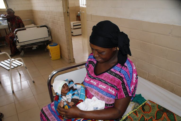 Een vrouw met een pasgeboren baby in Gambia