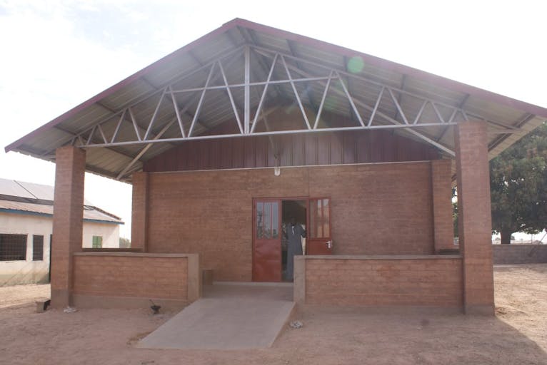 Een nieuw gebouw voor zorg in Gambia. 