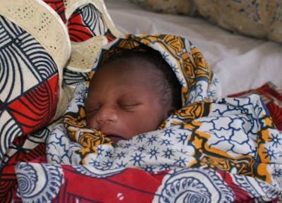 Een pasgeboren baby slaapt in Zambia. 