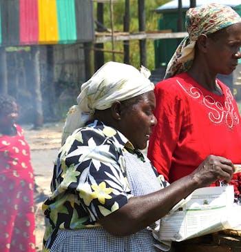 Twee vrouwen werken op een markt in Kenia.