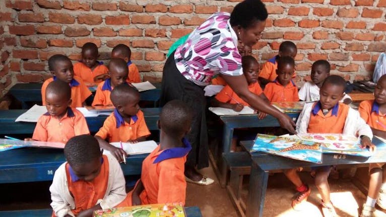 Kinderen krijgen les in Oeganda