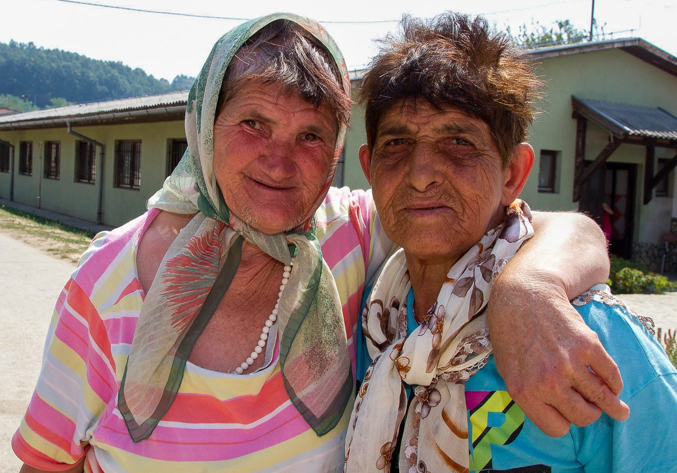 Twee oudere vriendinnen poseren voor een foto in Bosnië