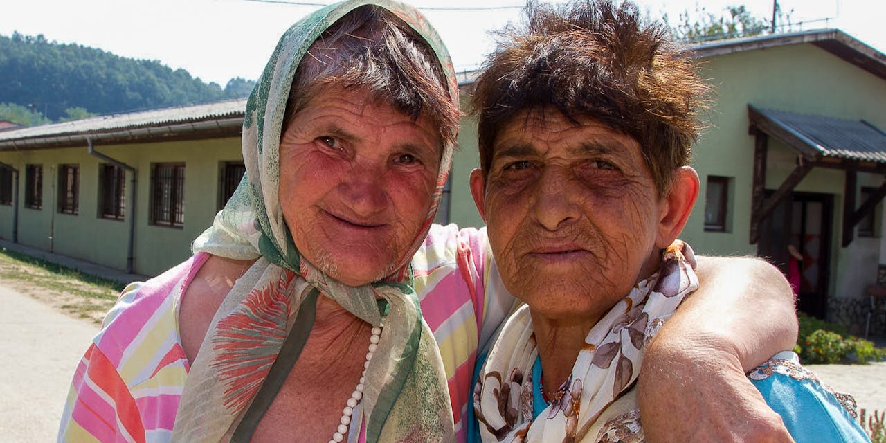 Twee oudere vriendinnen poseren voor een foto in Bosnië