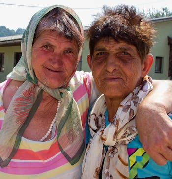 Twee oudere vriendinnen poseren voor een foto in Bosnië