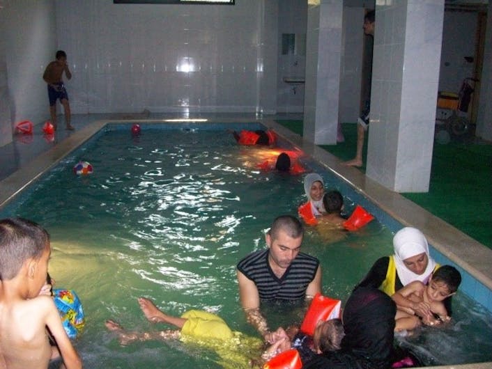 Een zwembad voor fysiotherapie voor kinderen in Libanon.