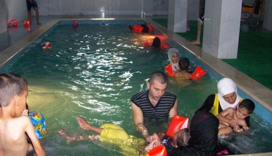 Een zwembad voor fysiotherapie voor kinderen in Libanon.