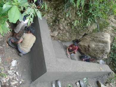 Een groep mannen werkt aan een irrigatiesysteem in Nepal