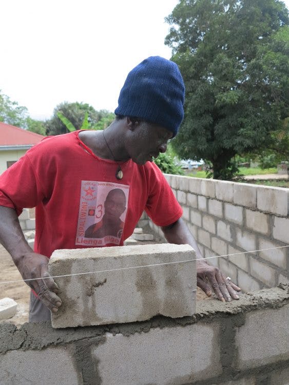 Bouw werkplaats voor vrouwen in Pikin Slee Suriname