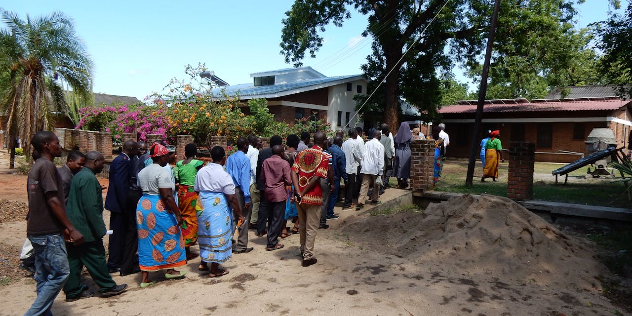Mensen uit Malawi staan in de rij bij nieuwe kraamkliniek.