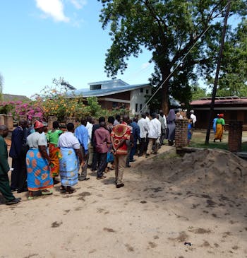 Mensen uit Malawi staan in de rij bij nieuwe kraamkliniek.