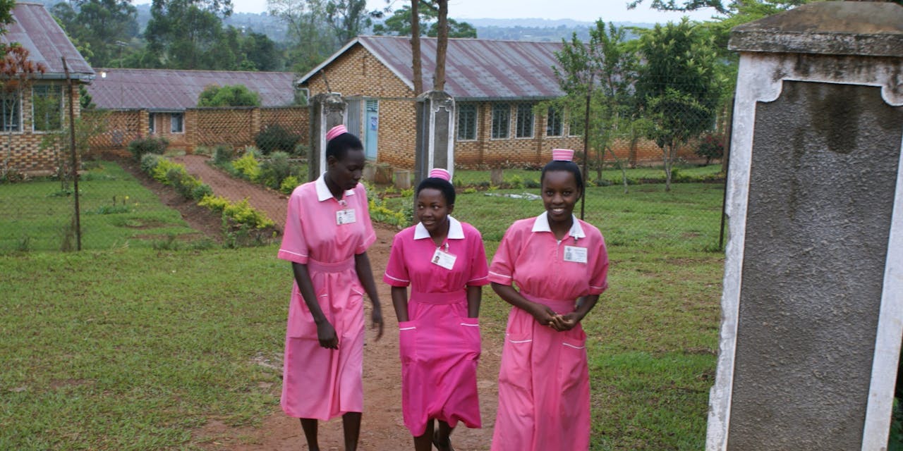 Drie leerlingen van de school van het Villa Maria ziekenhuis in Oeganda