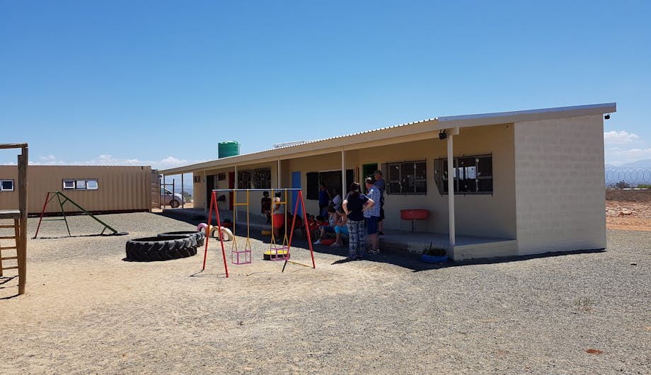 Het gebouw van de creche in Zuid Afrika.