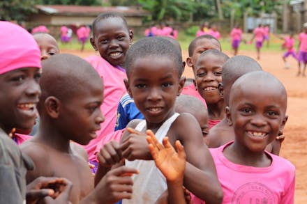 Kinderen op een schoolplein in Nigeria.