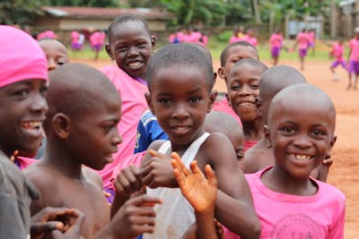 Kinderen op een schoolplein in Nigeria.