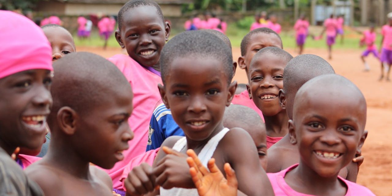 Kinderen op een schoolplein in Nigeria.