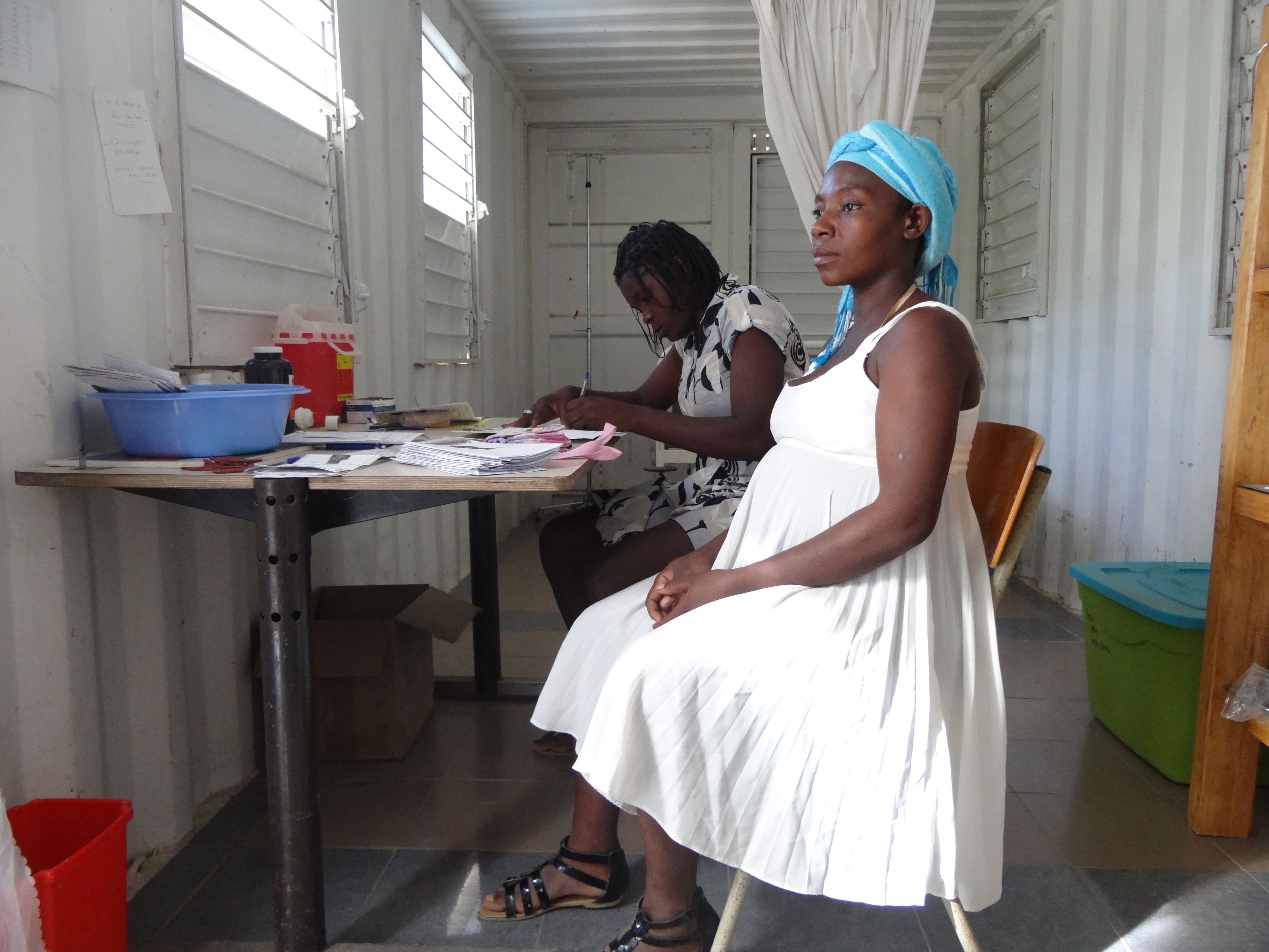 Zwangere vrouw bij de verloskundige in een ziekenhuis in Haïti.