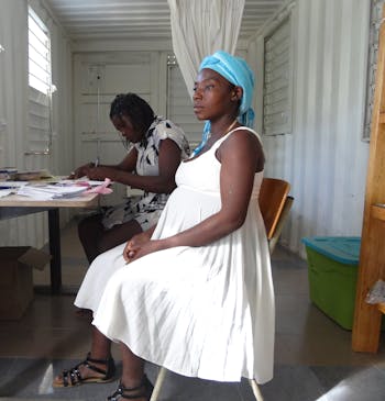 Zwangere vrouw bij de verloskundige in een ziekenhuis in Haïti.