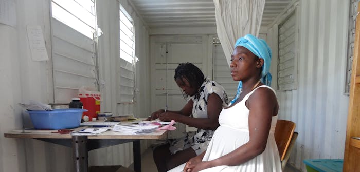 Zwangere vrouw bij de verloskundige in een ziekenhuis in Haïti.